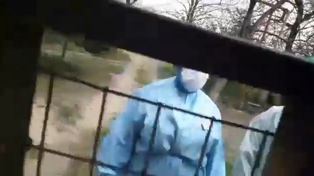 К мужику домой пришли медсестры в комбинезонах, дабы взять мазок смотреть онлайн