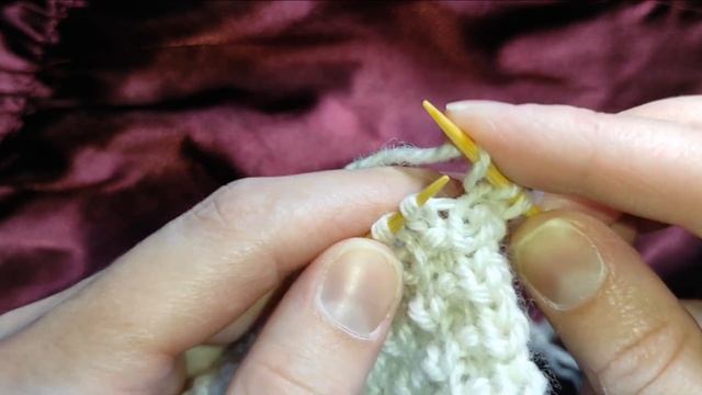 Простой рельефный геометрический узор спицами с объёмными выпуклыми петлями