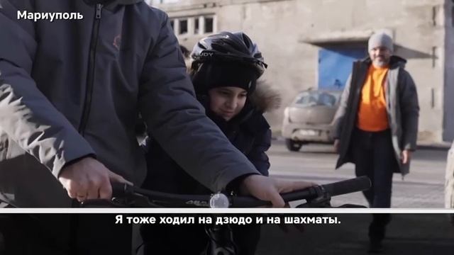 Гроссмейстер Сергей Карякин вручил новогодние подарки детям из Мариуполя