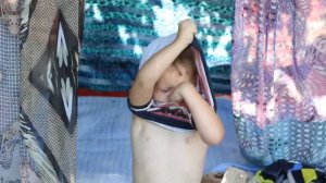 Давид не может снять футболку