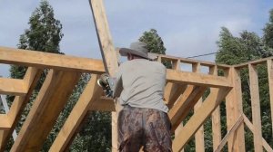 Подъем каркасных стен в одиночку.