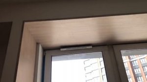 Прямой подоконник из дерева с откосами
