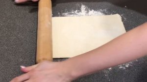 Пирог из слоеного теста с бананом и шоколадом