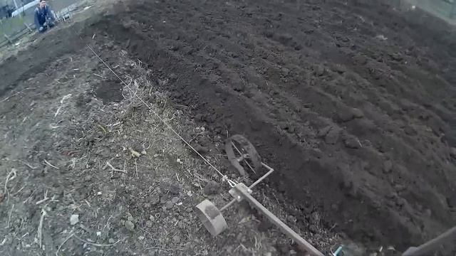 Вспашка огорода самодельным плугом, с помощью электро лебёдки с болгарки.