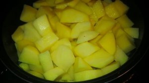 Картошка со свининой и грибами в мультиварке