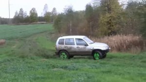Off-roading Rural Drift Chevrolet Niva Сельский дрифт на Шевроле Ниве Валим бочком