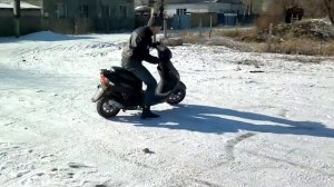Катаемся на скутере зимой)