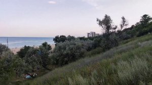море 11 июля. Черноморск ( Ильичевск) Безлюдный пляж и заброшенные здания.