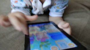 Алиса играет дома в планшет // ЧТО В МОЕМ ПЛАНШЕТЕ // Приложения Игры Детский канал Алиса