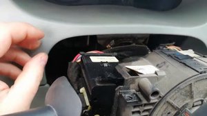 Снятие переключателя поворотов Опель Виваро 2004 г.в. Opel Vivaro