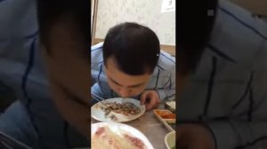 Китаец ест живой осминог. Шок!!!