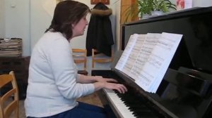 Ирина Чеботарёва, слова Виктории Луговской. "Девочка играет на рояле..."