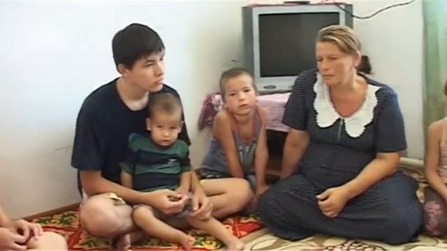 В Актау многодетная мать без жилья одна воспитывает 7-ых детей смотреть онлайн