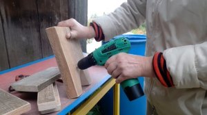 Маленькая скамейка женскими руками.