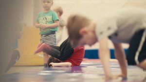 Занятия для детей в гимнастическом батутном клубе OGO