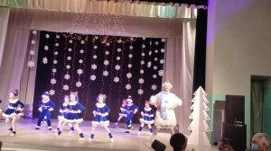 ярко в нашем доме ёлочка горит