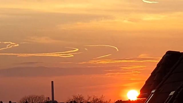Naves en el cielo dejando huellas 16 de abril de 2020