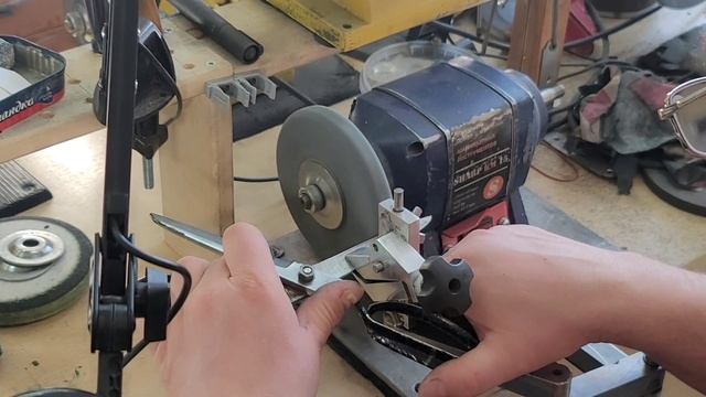 Видео заточки ножниц на станке Sharp KM 15 в мастерской Studio Sharp
