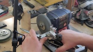 Видео заточки ножниц на станке Sharp KM 15 в мастерской Studio Sharp