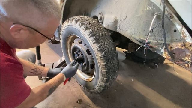 VW BEETLE Brake Drum Torque - Wheel Bearing Adjust - Super Beetle! смотреть онлайн