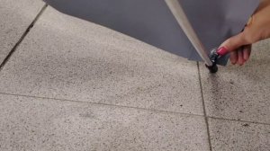 Процесс монтажа баннера на конструкцию Х стенд (паук)