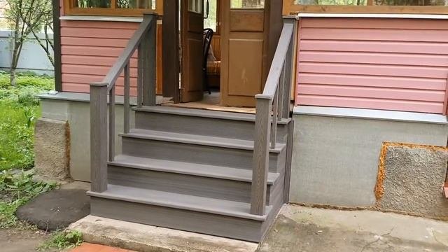 Уличная лестница с отделкой ступеней полнотелыми ступенями ДПК