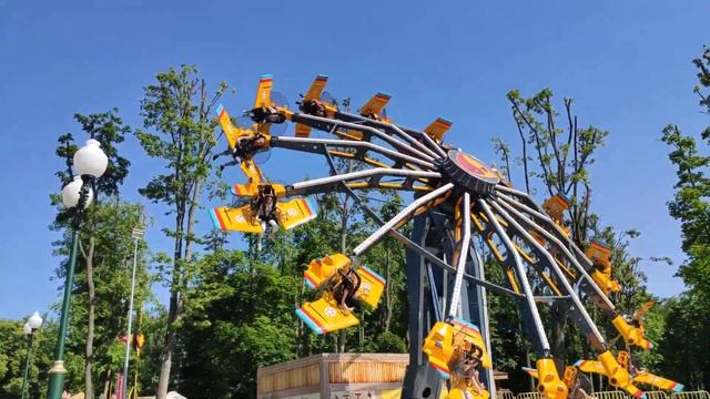 Парк Горького, аттракцион Самолёт смотреть онлайн