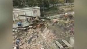 Обрушение стены в Новосибирске, крыши в Китае, размыв путей в Приморье