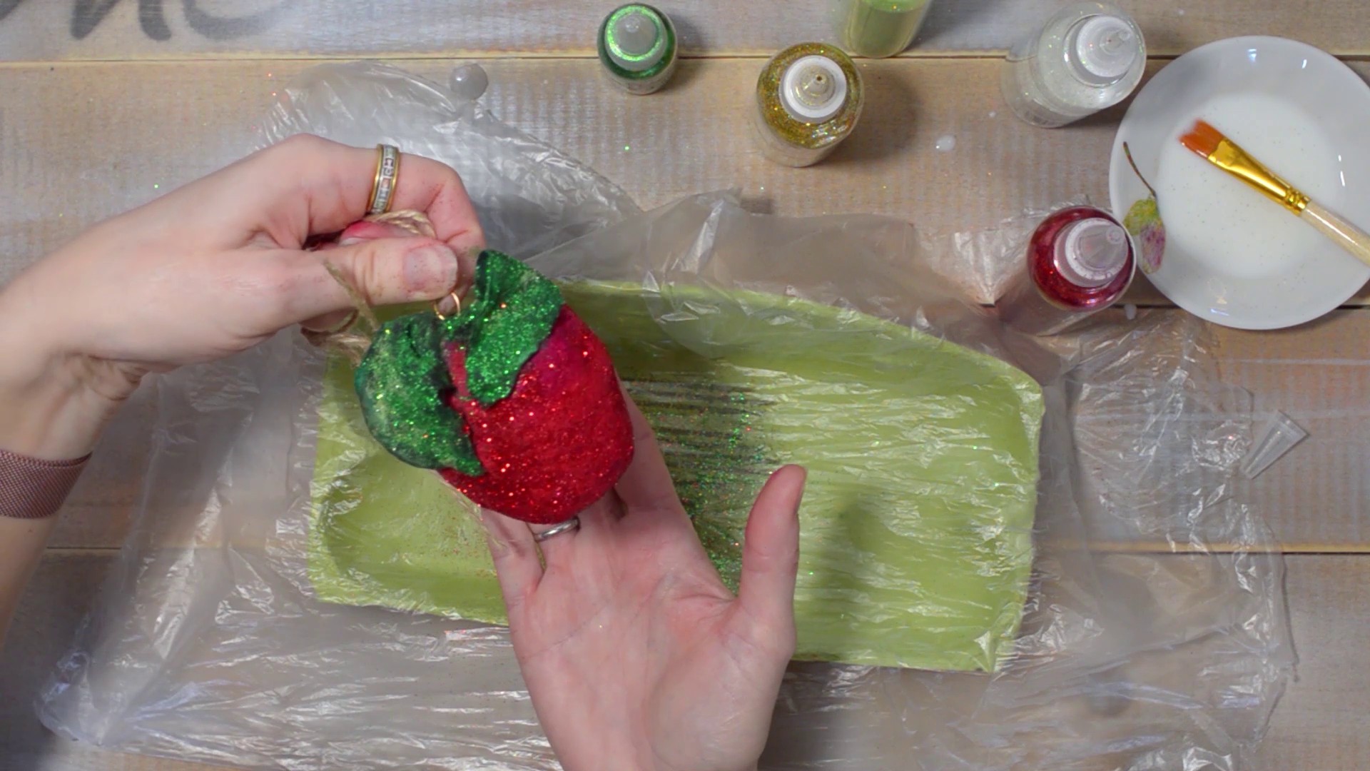 Окрашиваем ватную игрушку "Яблоко" акварелью. Пошаговый мастер-класс. смотреть онлайн