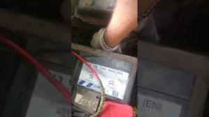 Как снять аккумулятор на Peugeot (пежо)  301