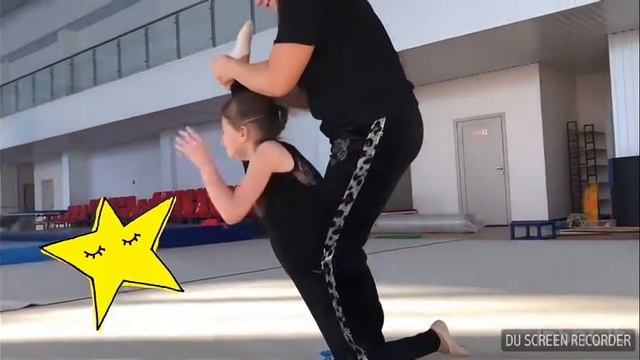 Растяжка в художественной гимнастике с колена