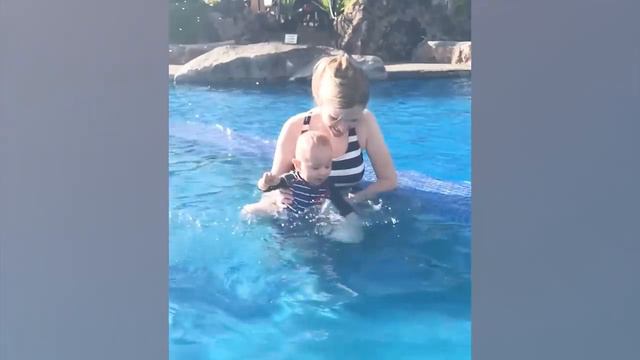 Смешные малыши играют с водой  Видео с малышами на свежем воздухе - Baby Park