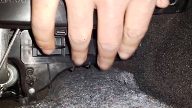 Nissan Tiida 2008 Ireland - Changing Cabin Air Filter смотреть онлайн