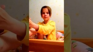 девочка учит стих !