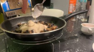 Паста с покупным соусом  «карбонара». Это вообще, можно есть ?