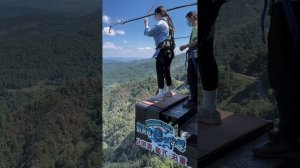 Процесс прыжка с тарзанки впервые для девушки