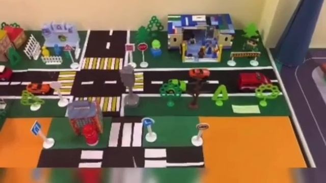 Выставка совместных работ педагогов и воспитанников по изучению правил дорожного движения. смотреть онлайн