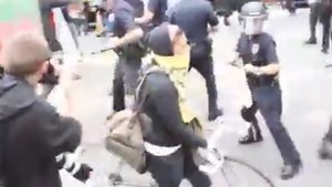 барабанщик ударил женщину-полицейского барабаном