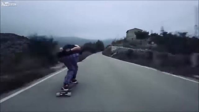 Страшно даже смотреть: головокружительный скоростной спуск на скейте смотреть онлайн