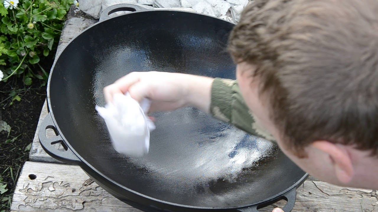 Казан обжиг чугунной. Первая готовка в казане чугунном. Казан чугунный обожженный. Первая готовка в казане чугунном. Обожженный казан.