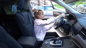 Алиса играет в машине We are in the Car Wheels On The Bus Song