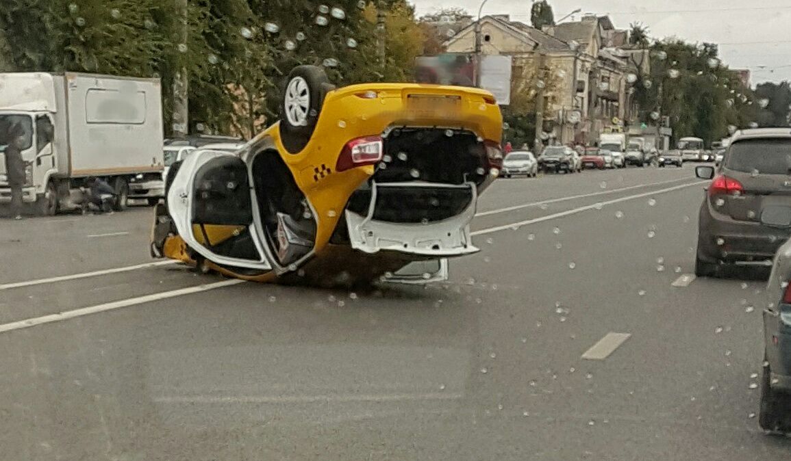 Такси перевернул «мини Купер» на Московском проспекте. Нападение на такси в Люберцах. Таксист разбил