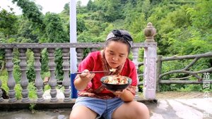 苗大姐做豆花牛肉,心急吃了热豆腐,看着她吃都觉得烫!【苗阿朵美食】
