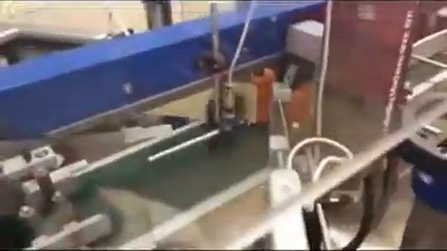 Аппликация этикетки на плоские стеклянные бутылки
