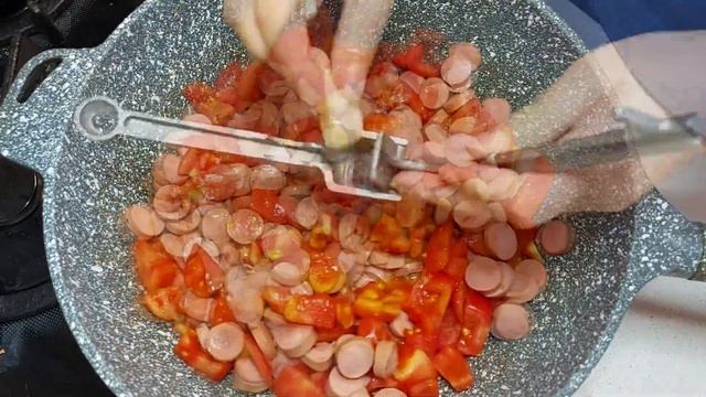 ДЖАМБАЛАЙЯ - Рис с томатами и сосисками в сковороде смотреть онлайн