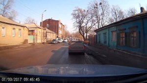 Вот так в Харькове пропускают скорую помощь. Респект водителям