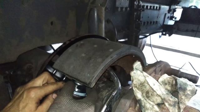 Вольво FH 12. Ленивец. Часть 4. Сборка тормоза и ступицы. смотреть онлайн