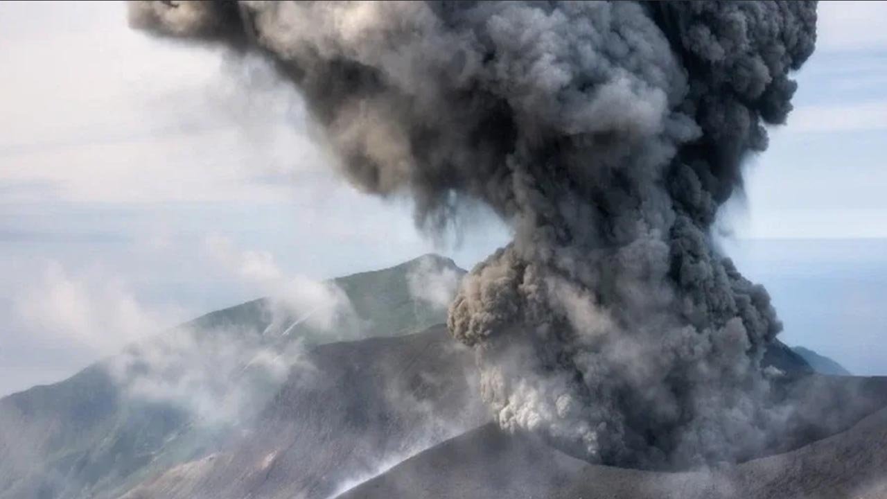 Вулкан 2023 россия. Сакурадзима вулкан извержение. Вулкан Эбеко. Вулкан Эбеко на Курилах. Извержение вулкана Эбеко 2021.