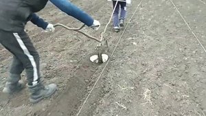 ПЛУГ ДЛЯ НАРЕЗКИ ПРЕДПОСЕВНЫХ БОРОЗД В РУЧНУЮ..