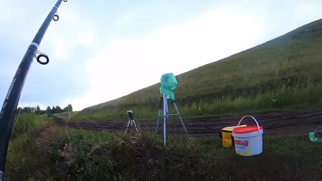 ТОЛЬКО ЗАБРОСИЛ И СРАЗУ ЖЕ МОЩНАЯ ПОКЛЁВКА.РЫБАЛКА НА ДОНКИ. смотреть онлайн